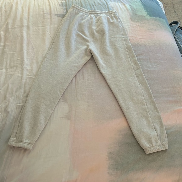 Heather grey aritzia sweatpants - Picture 3 of 4